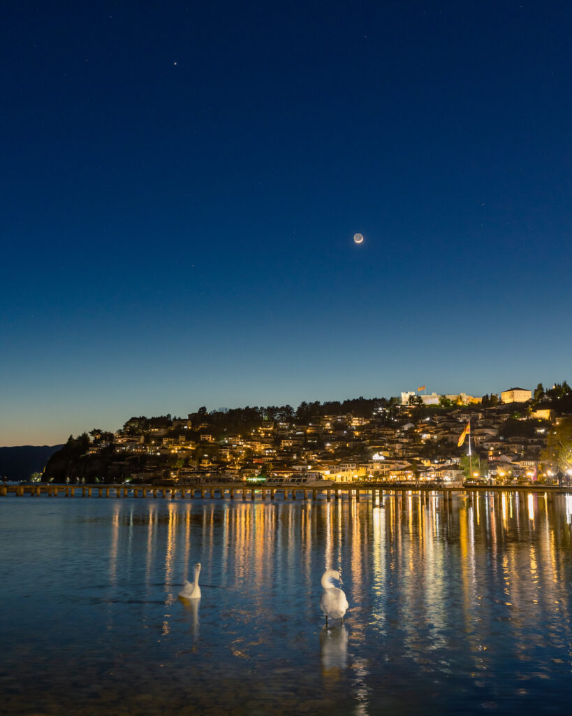 Astrophotographer captures the moon and Jupiter suspended above one of Europe's oldest lakes (photo)