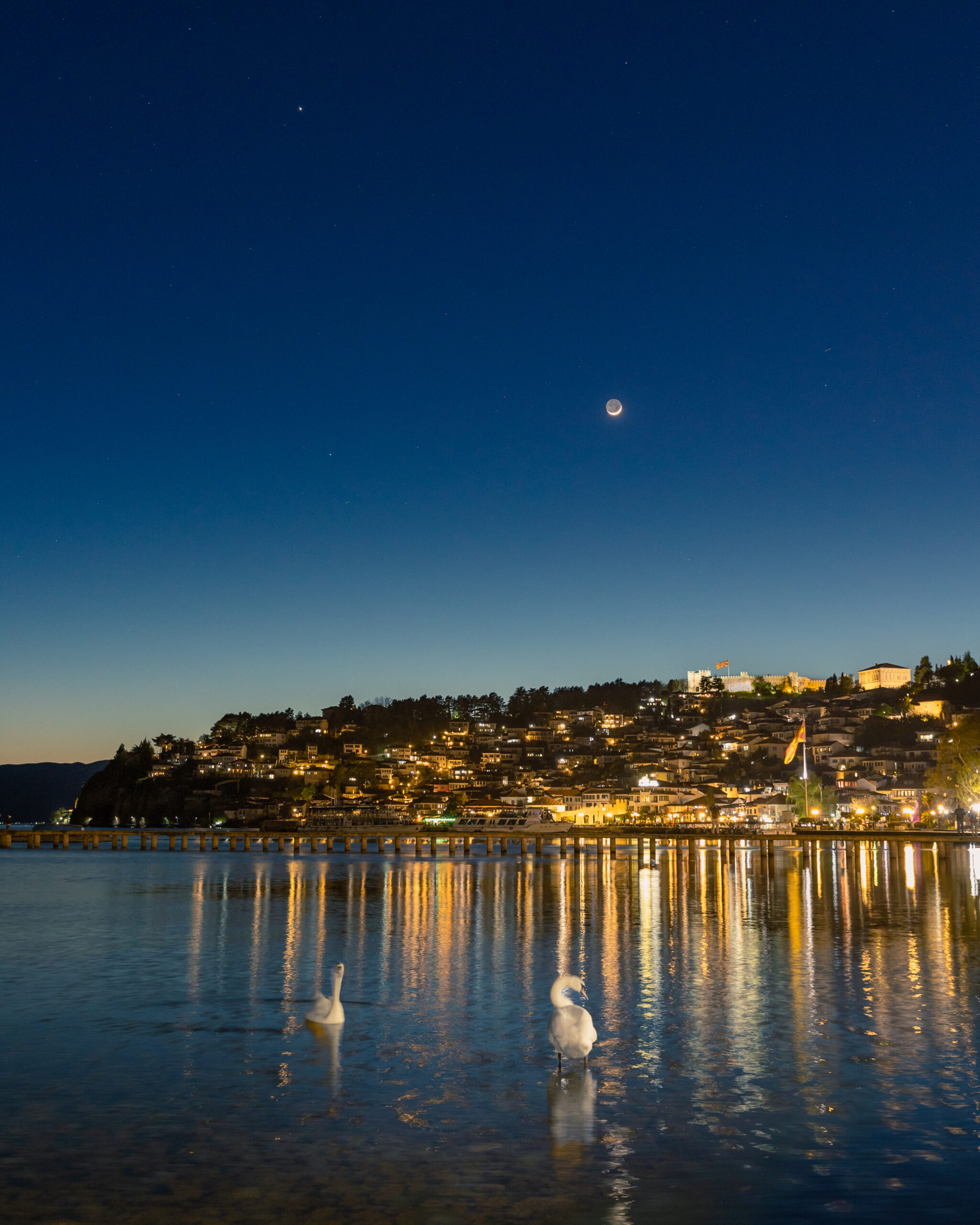 Astrophotographer captures the moon and Jupiter suspended above one of Europe's oldest lakes (photo)