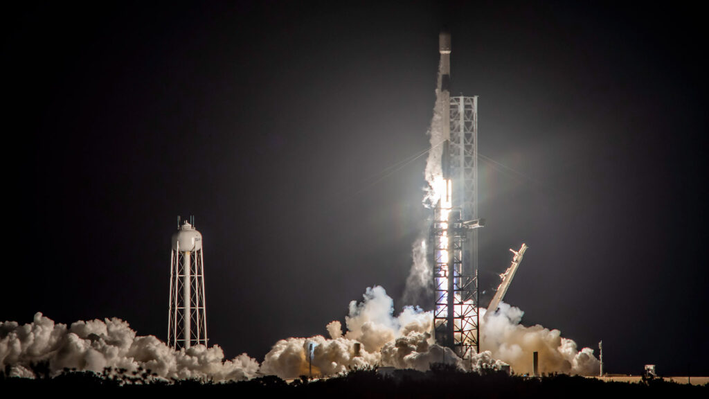 'Falcon' flies on Star Wars Day: SpaceX launches Starlink satellites from Florida (photos)