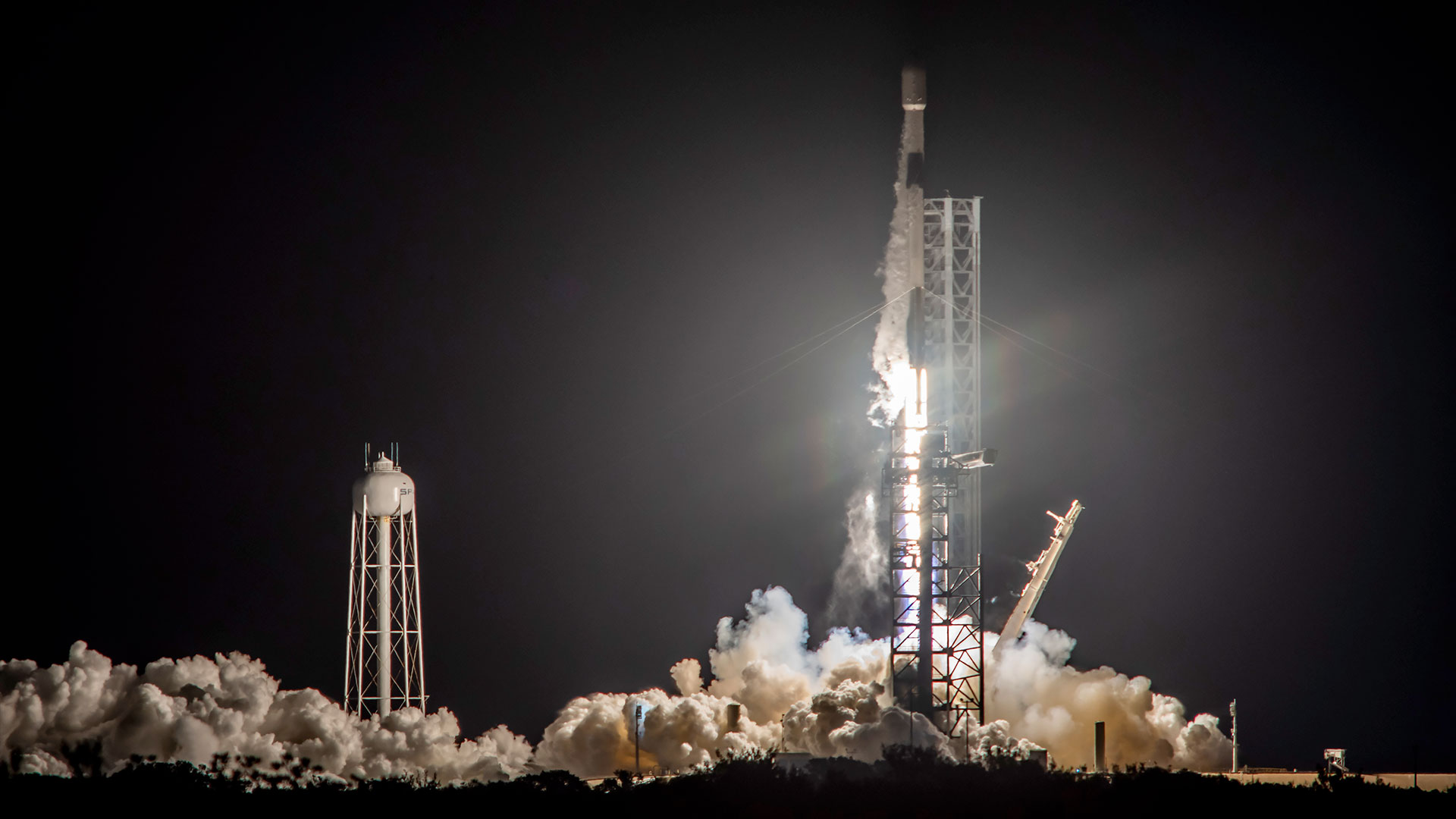 'Falcon' flies on Star Wars Day: SpaceX launches Starlink satellites from Florida (photos)