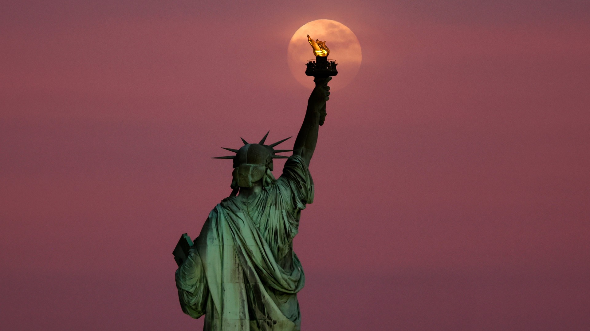 May's full Flower Moon delights skywatchers worldwide with stunning lunar display (photos)