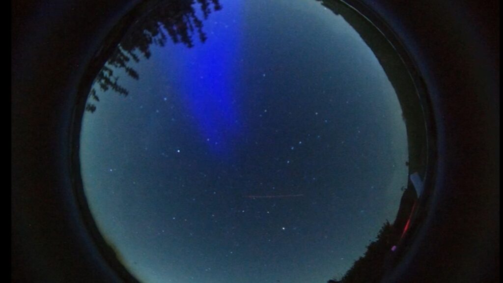 'Flying Banana' traveling 125 mph fires laser into sky and catches aurora hunters off guard (video)