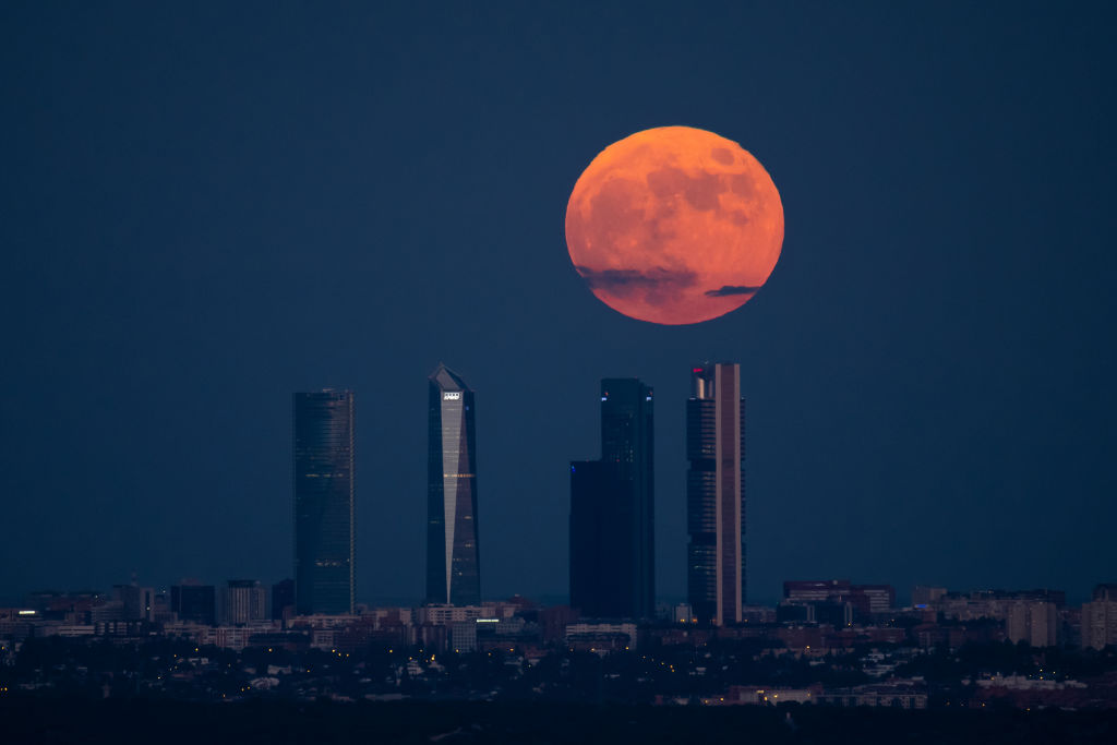 June's Strawberry Moon rises tonight. Here's what to expect from the lowest full moon since 2006