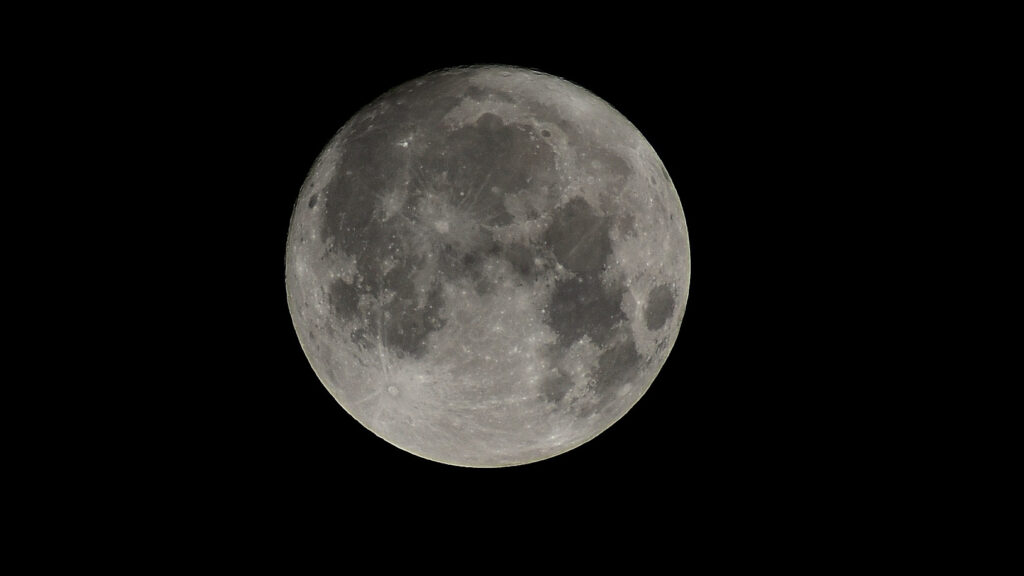 June's Strawberry Moon treats skywatchers to a rare low-riding show (photos)