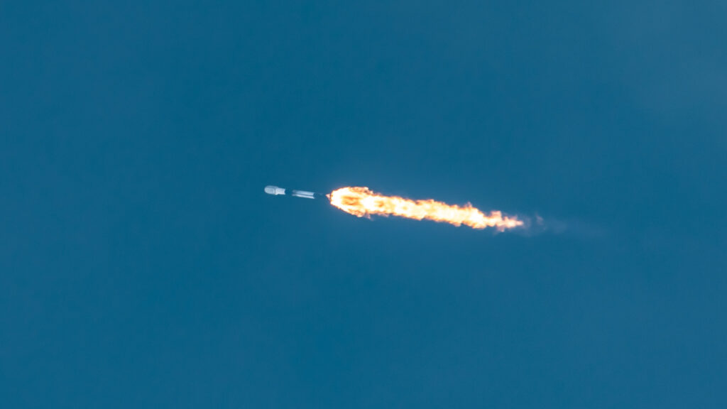 SpaceX launches Starlink satellite stack from Vandenberg Space Force Base (photos)