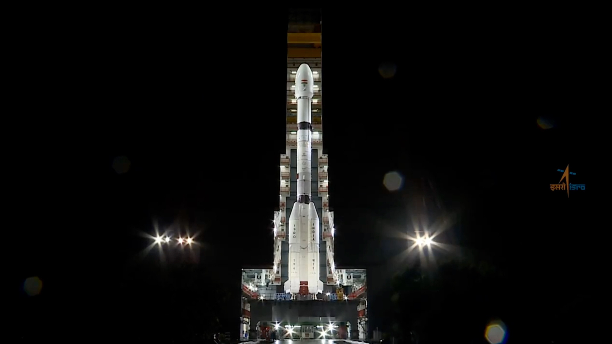 India rolls out rocket for July 30 launch of powerful NISAR Earth-observing satellite (video)