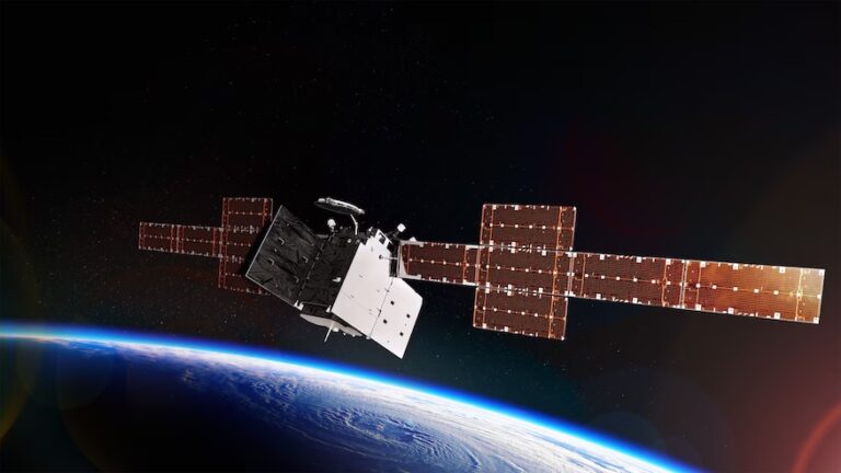 Live coverage: SpaceX scrubs O3b mPOWER satellites launch, targets backup window on Tuesday