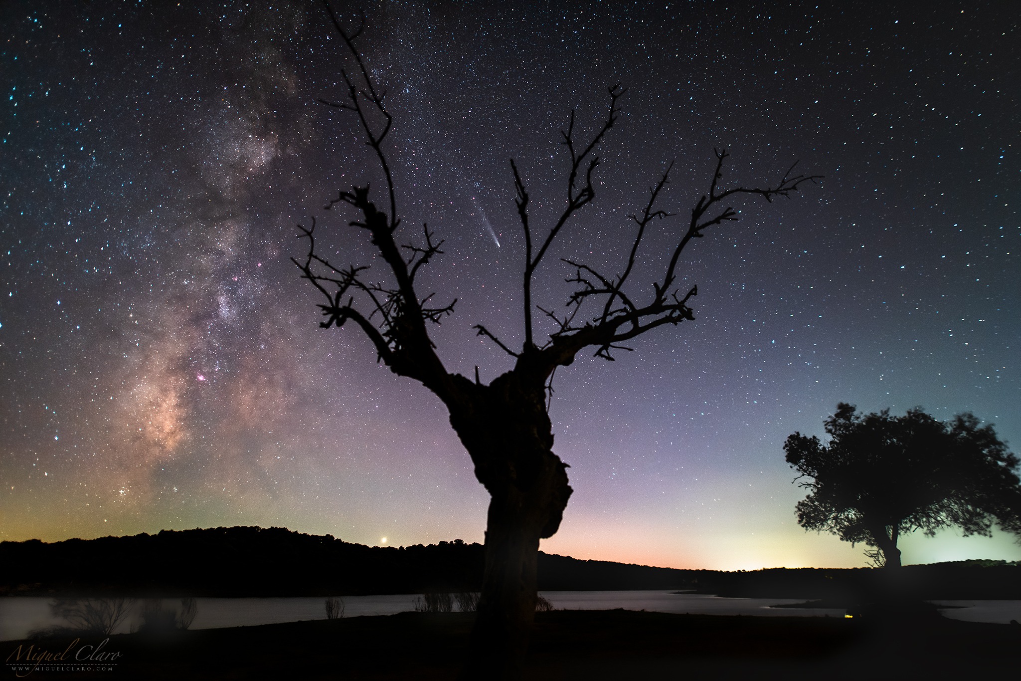 Stunning twilight photo captures comet bidding farewell to Earth for 80,000 years