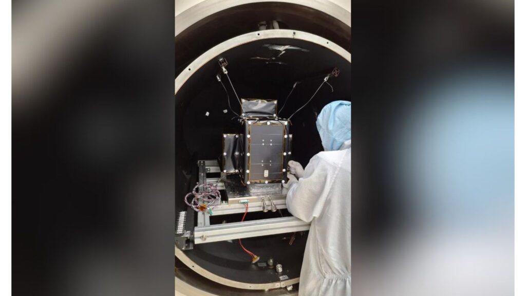 This new 'CosmoCube' moon orbiter could eavesdrop on whispers from the early universe