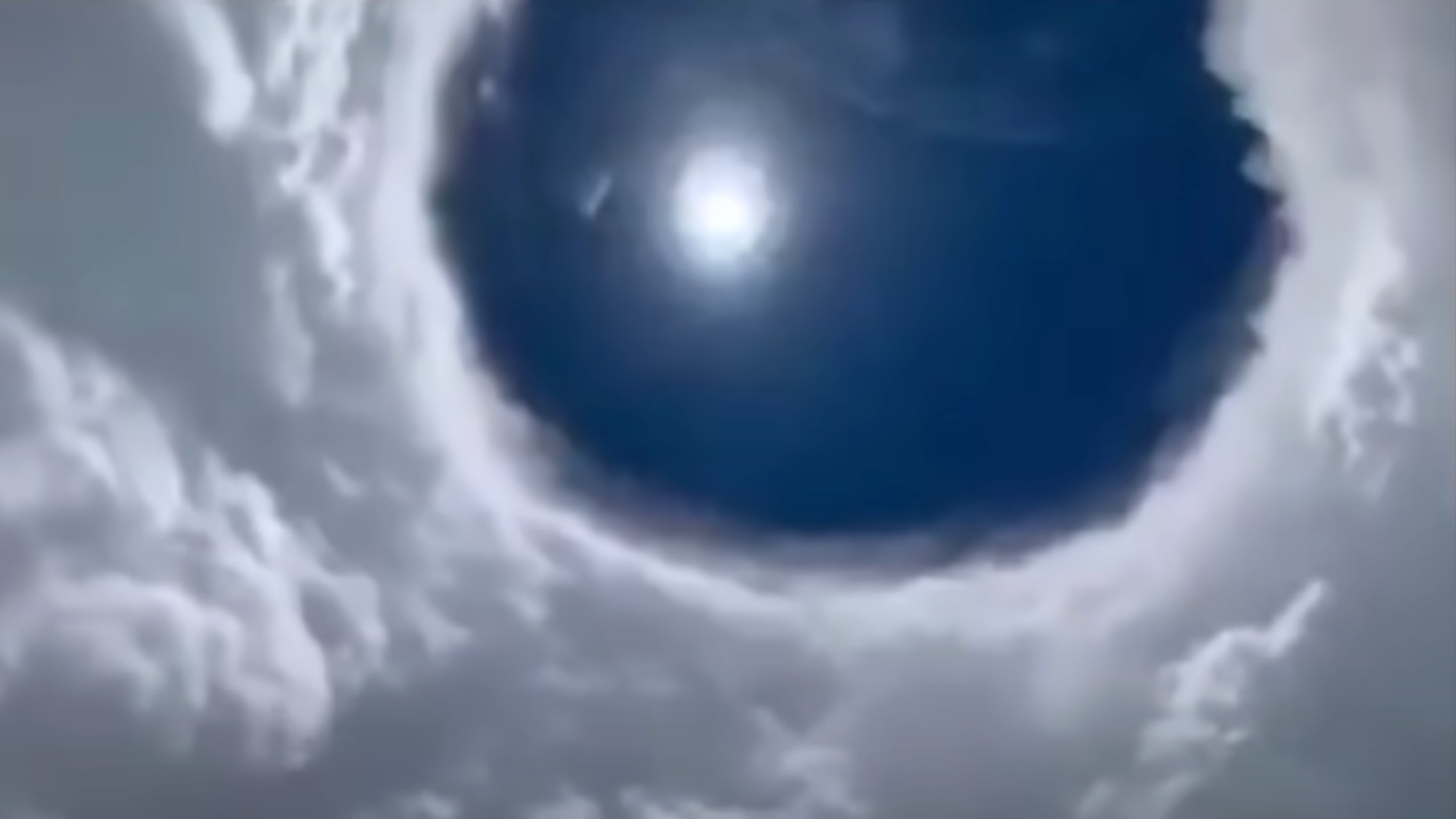 Fly through the eye of Hurricane Erin and see the powerful storm from space (video)