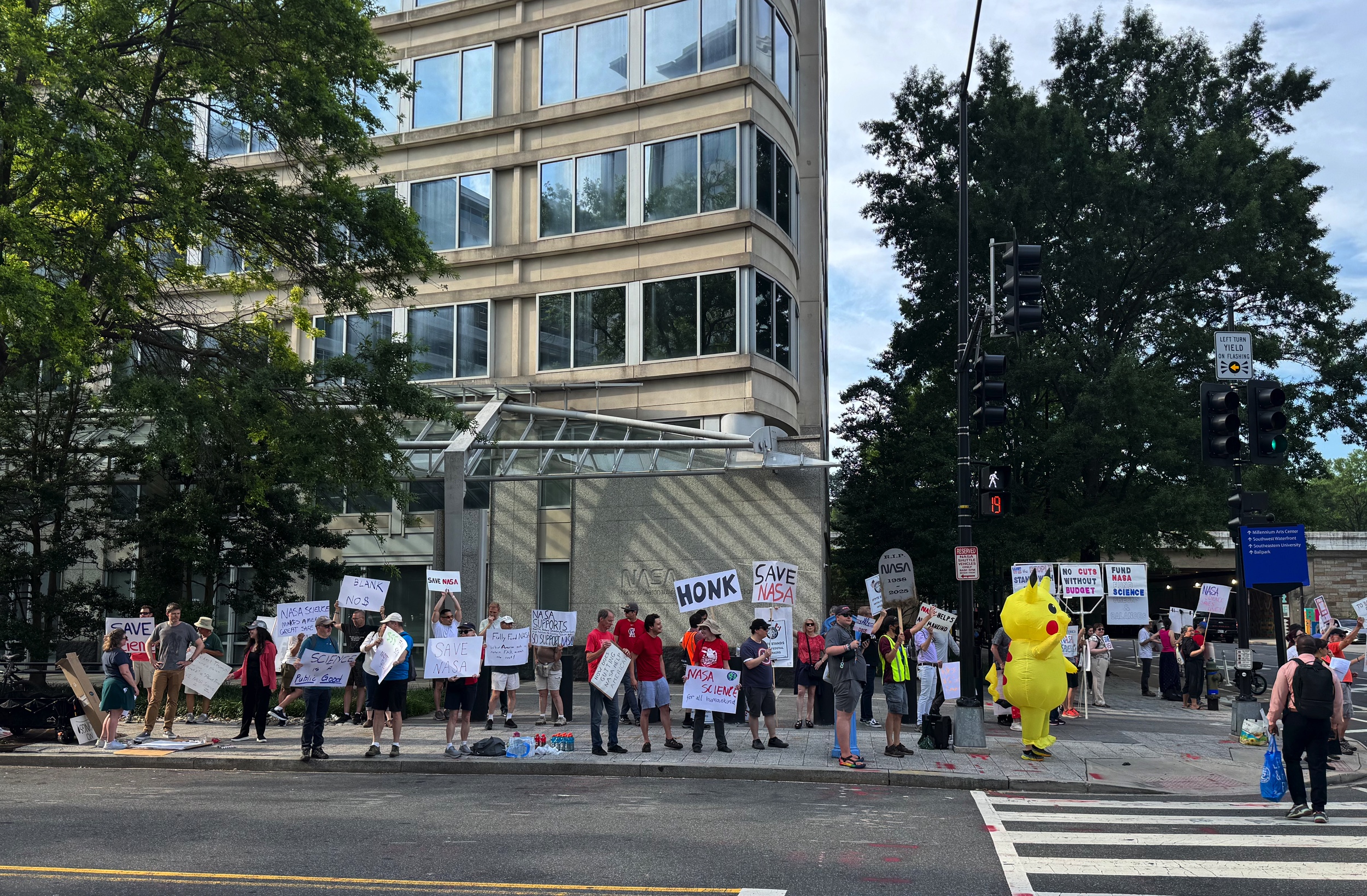 White House moves to eliminate NASA labor unions