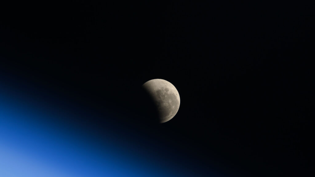 Astronauts capture amazing views of the total lunar eclipse from the ISS (photos)
