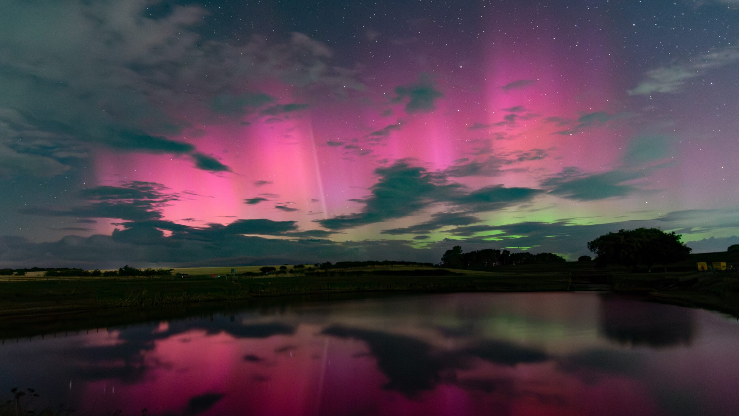 Cannibal solar storm sparks dazzling northern lights across Europe and North America (photos)