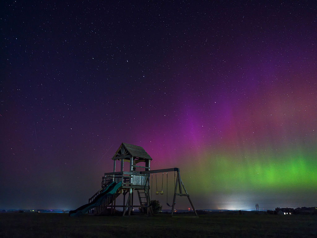 'Secret island' on sun sparks surprise solar storm and stunning auroras across the US (photos)
