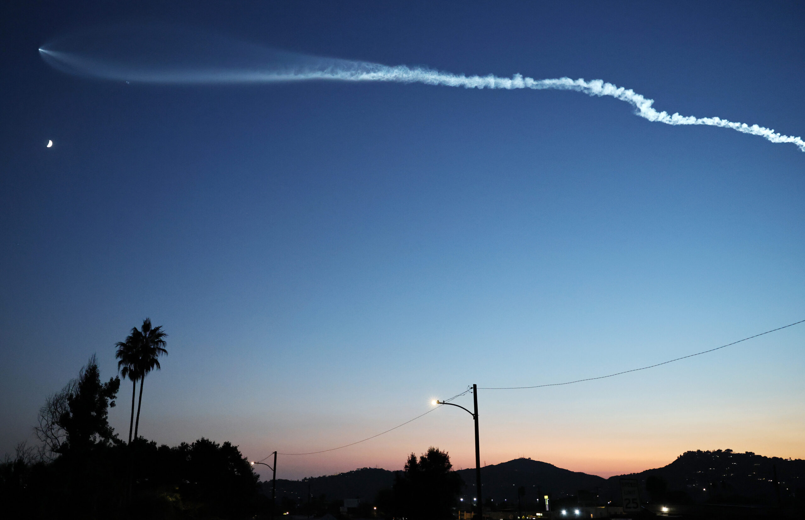 SpaceX Falcon 9 launch paints glowing 'jellyfish' across Western US skies (photos, video)