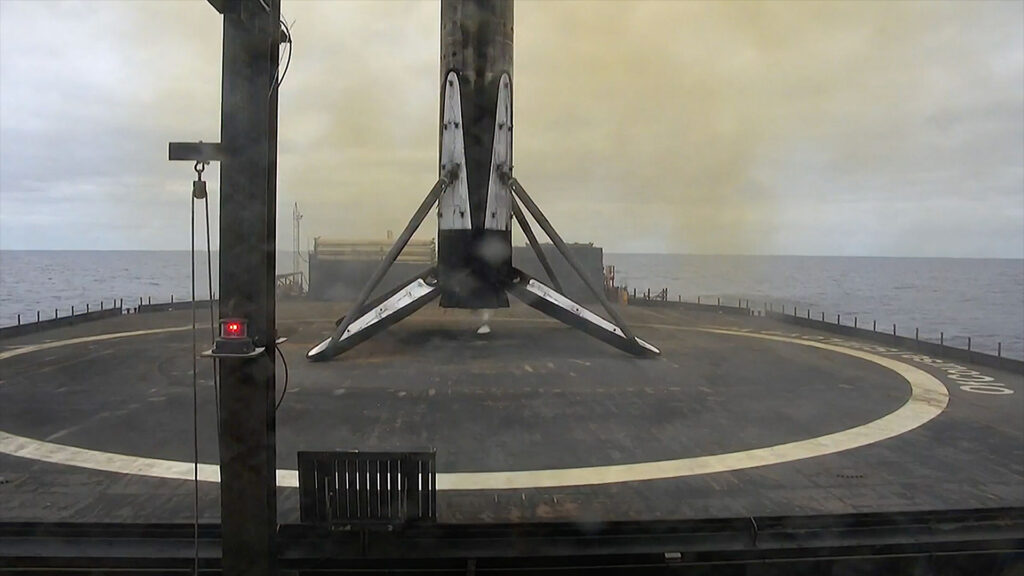 SpaceX launches 24 Starlink satellites from California (video)