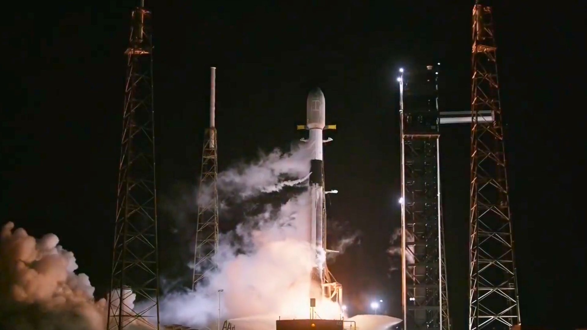 SpaceX launches 28 Starlink broadband satellites to orbit from Florida (video)