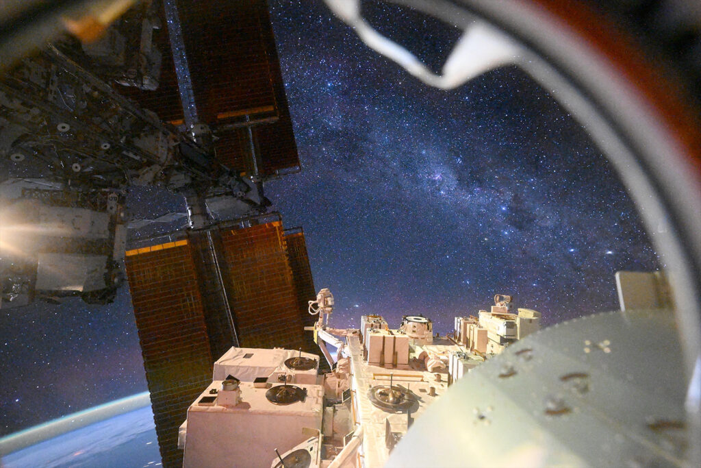 Japanese astronaut snaps stunning aurora photo from orbit | On the International Space Station Oct. 13 - 17, 2025