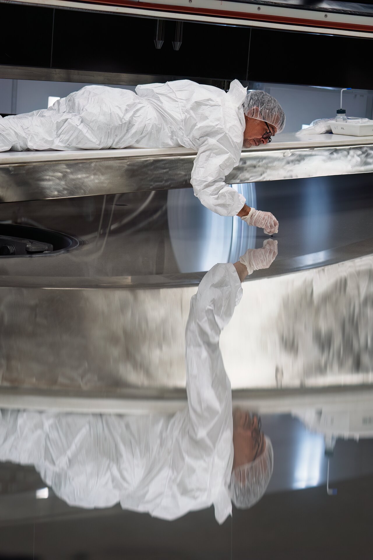 Polishing a telescope mirror to perfection | Space photo of the day for Oct. 6, 2025