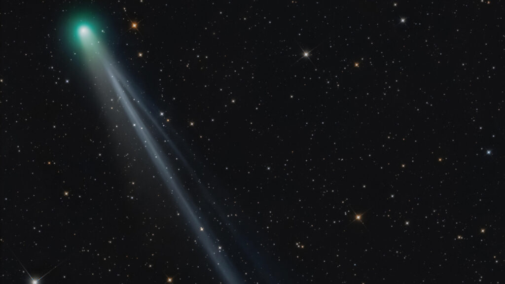 Solar wind tears a chunk from Comet Lemmon's tail in incredible new astrophotography images