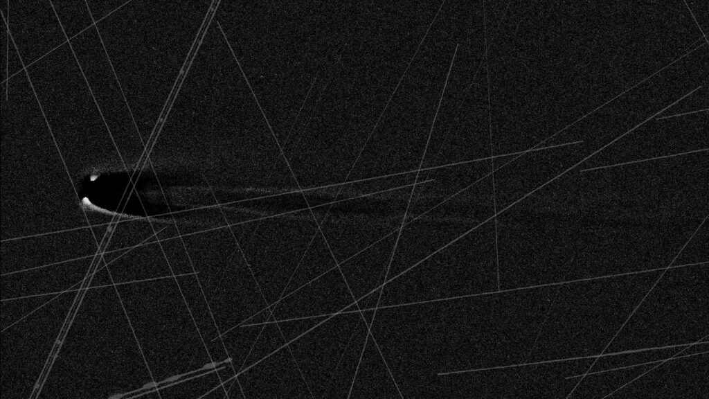 Comet Lemmon photos are plagued by satellite streaks. Here's how amateur astronomers face the problem