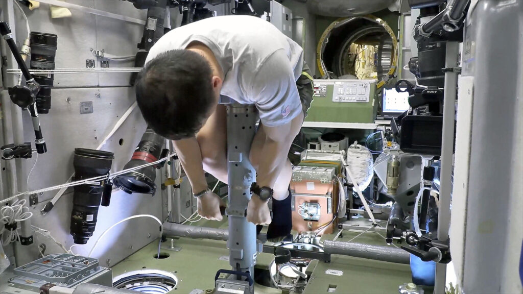 NASA astronaut shows how to 'weigh' yourself in space | On the ISS this week Nov. 17-21, 2025