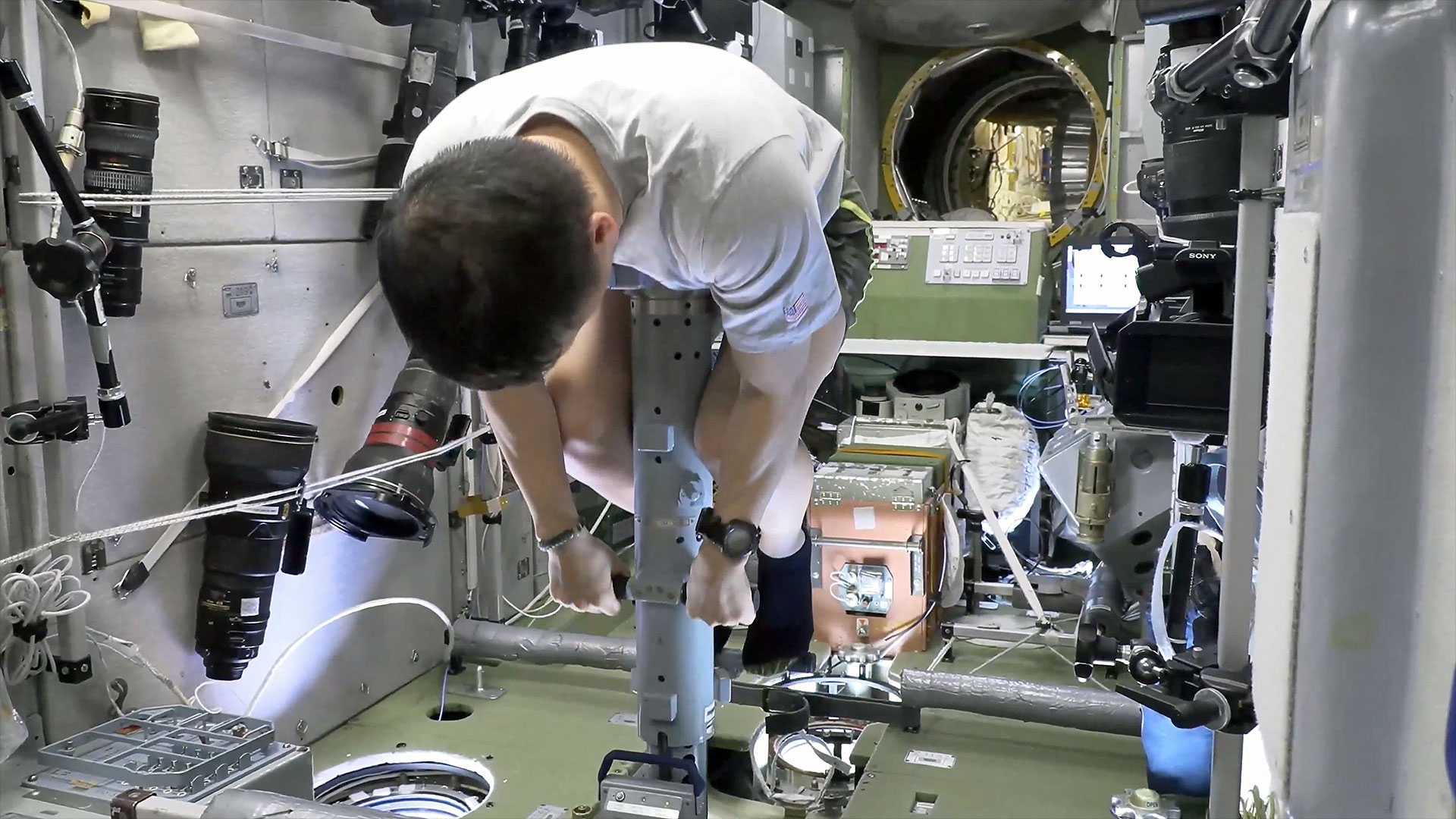 NASA astronaut shows how to 'weigh' yourself in space | On the ISS this week Nov. 17-21, 2025