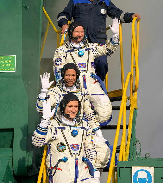 NASA astronaut, two cosmonauts take Thanksgiving Day ride to space station