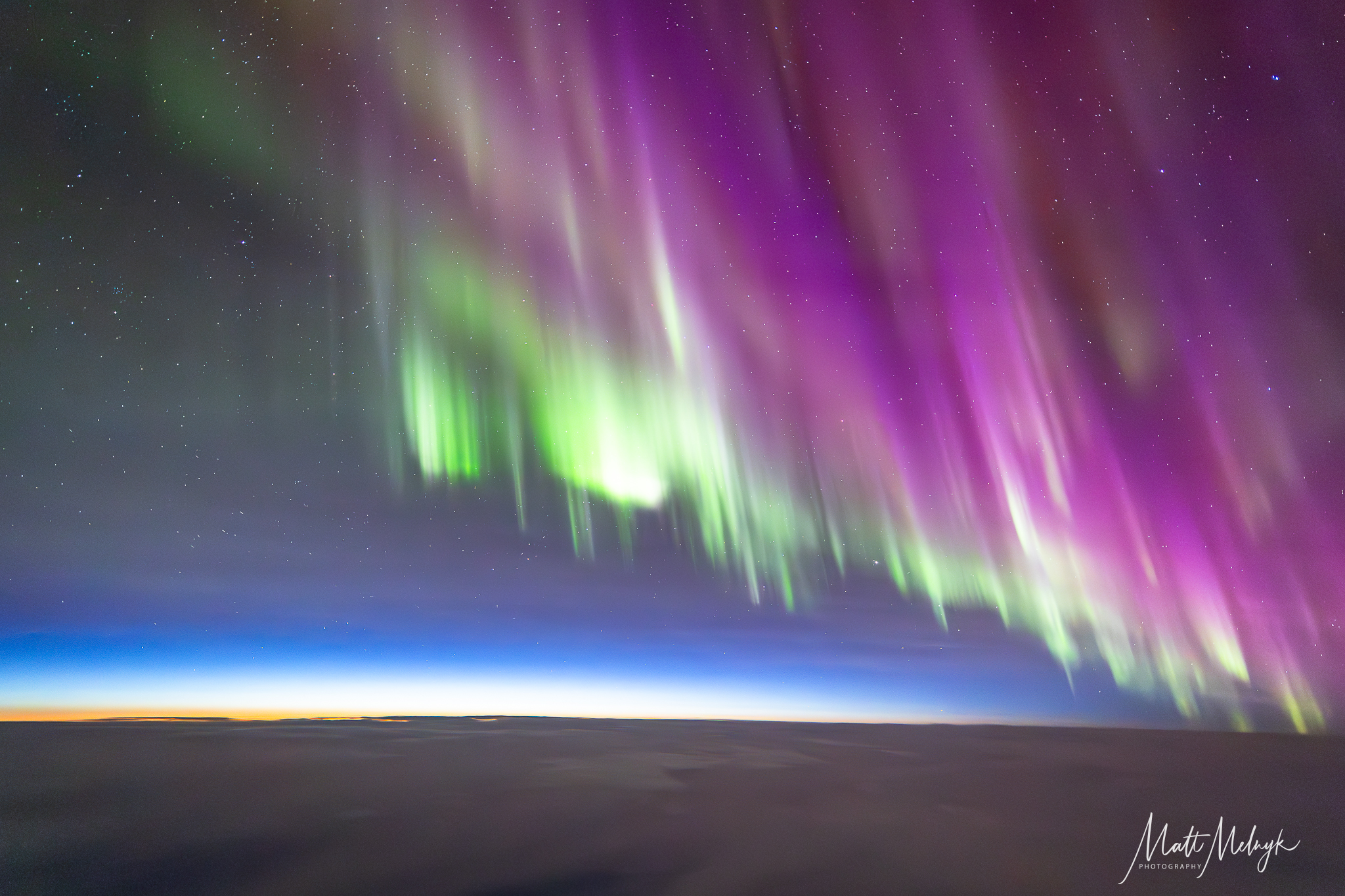 Pilot captures jaw-dropping northern lights show from 36,000 feet (photos)