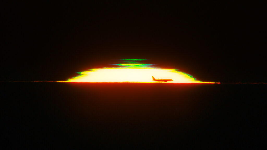 A green flash at sunset | Space photo of the day for Dec. 8, 2025