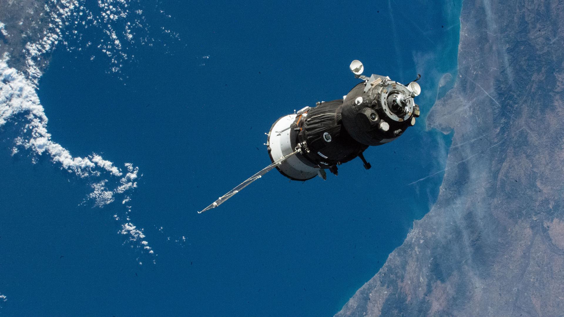 Crewed Russian spacecraft meets up with ISS | Space photo of the day for Dec. 17, 2025