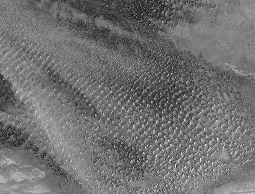 Earth from Space: Singing dunes and mysterious lakes