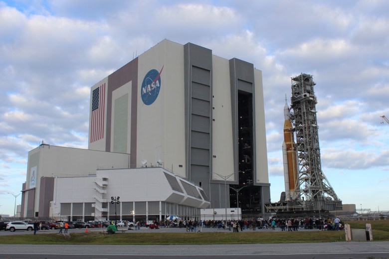 SLS/Orion rolls to pad for Artemis 2