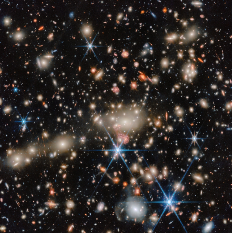 This galaxy cluster provides a lens on distant space