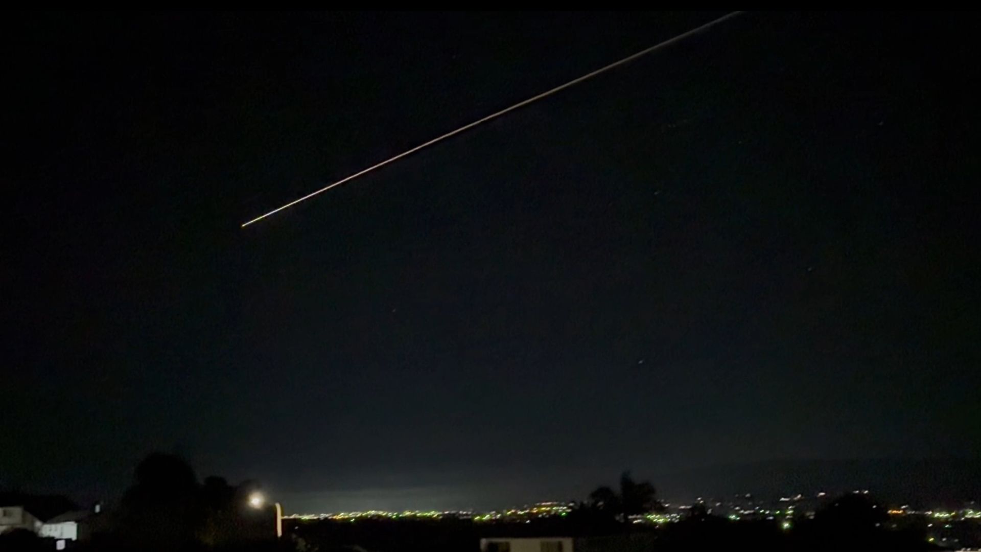Watch SpaceX Crew-11 spacecraft blaze a fiery trail through the sky during medical evacuation from ISS (video)