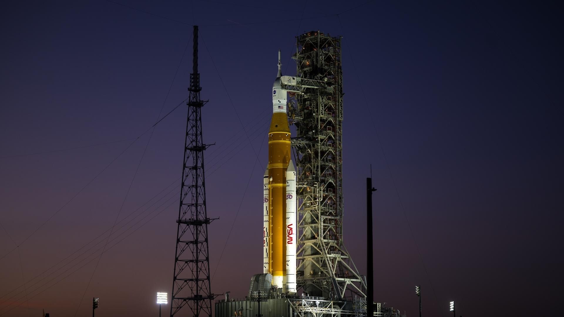 Why are the launch windows for NASA's Artemis 2 moon mission so short?