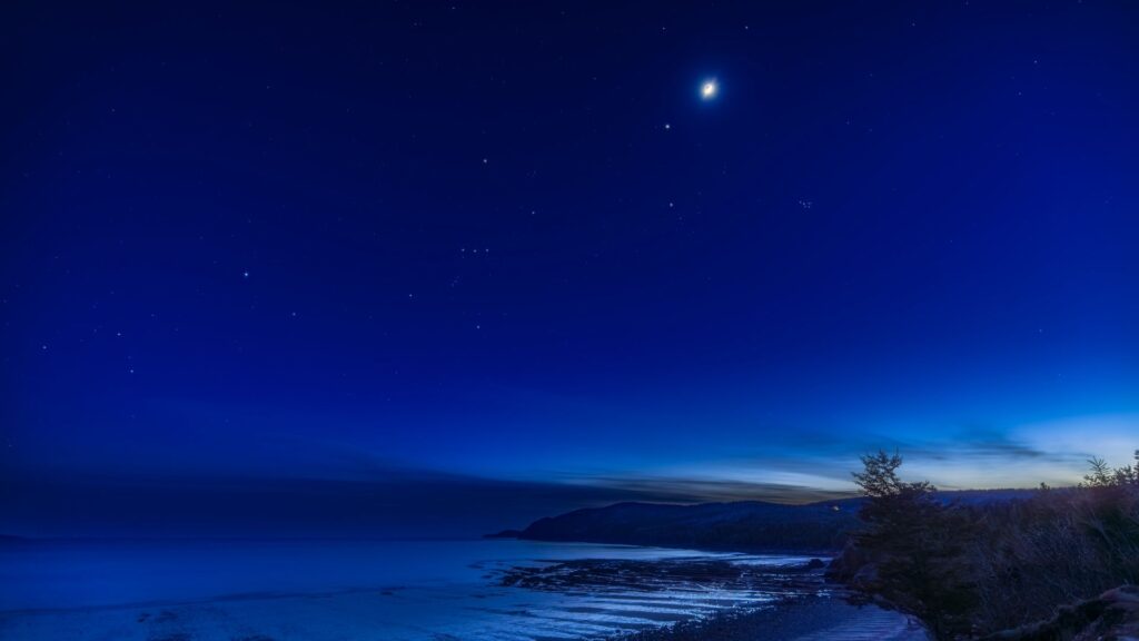 Jupiter and the moon take a sunset stroll on March 26. Here's how to see it