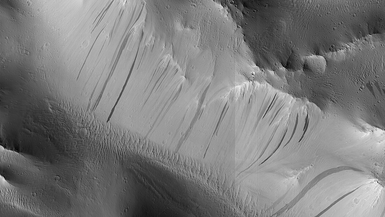 Streak Formation On Mars