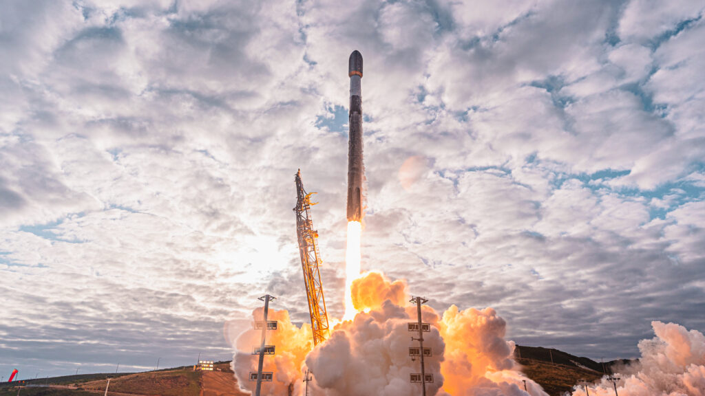 SpaceX launches its 50th mission of the year, sends 25 Starlink satellites to orbit (video)