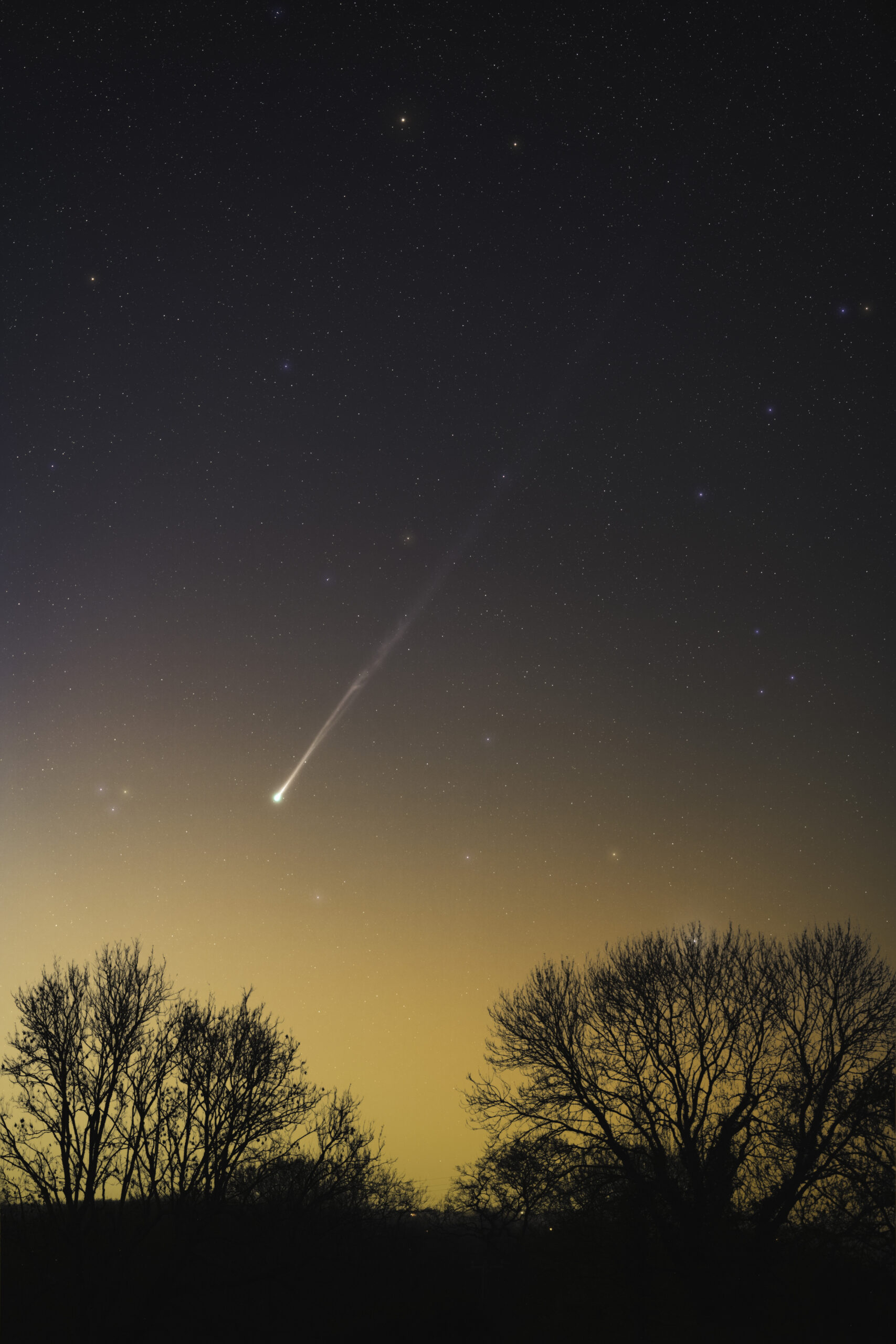 Watch comet PANSTARRS 'switch on' its second tail as it makes closest approach to Earth